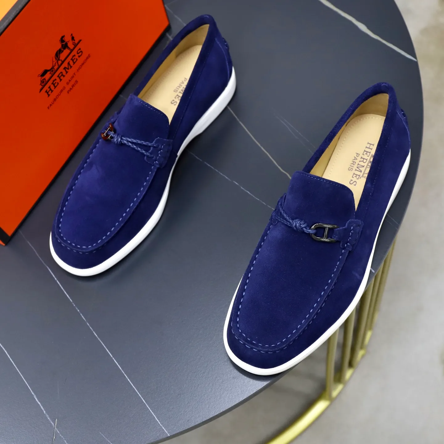 Ex-factory price: 540💰Hermès/Hermès slip-on men's shoes. This shoe is made of imported cow suede leather, with simple and smooth lines, and a 3CM rubber foam ultra-light sole combined with aerodynamic design! Youthful and fashionable, H button decoration, contrasting leather embellishment on the heel, calf lining to gently wrap your feet, with embossed logo cowhide feet, leather rock strips, casual and urban style, highlighting youthful vitality, sports and leisure version, super versatile Size number: 38-39-40-41-42-43-44 Standard leather shoe size (45 can be customized but does not support returns)